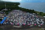 Kepadatan di kantong parkir Terminal Kargo Pelabuhan Gilimanuk