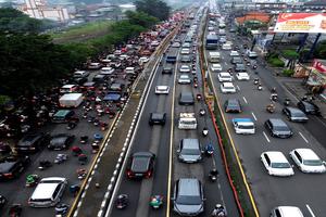 Kepadatan lalu lintas di perbatasan Sidoarjo-Surabaya