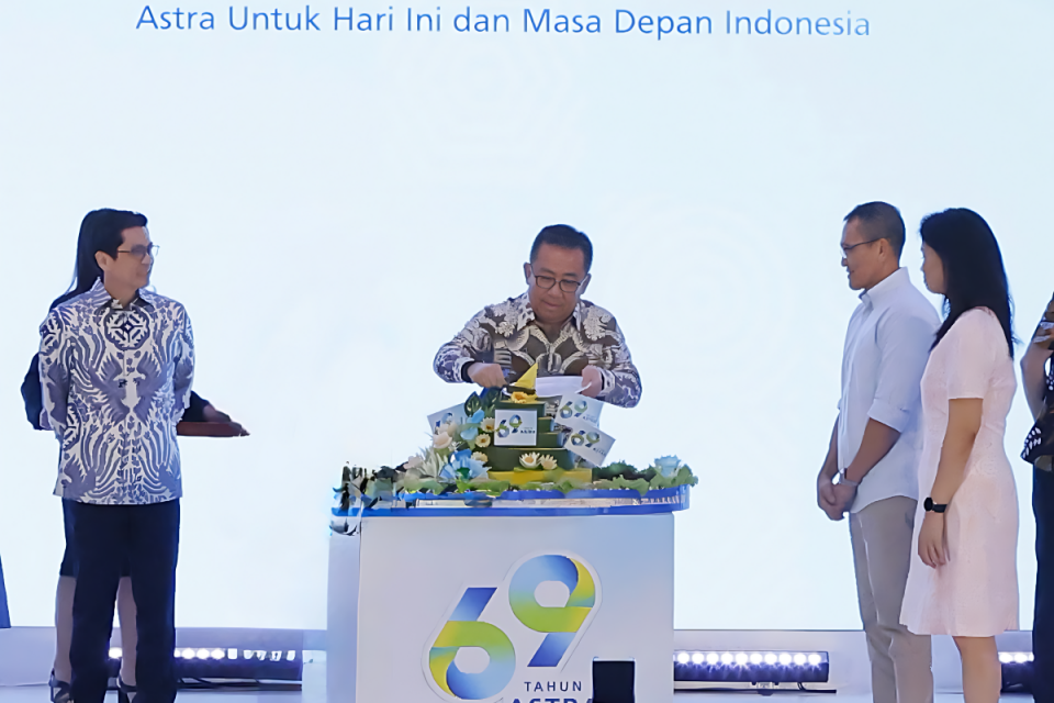 Presiden Direktur Astra Djony Bunarto Tjondro (kedua kiri), Direksi Astra, beserta Eksekutif Astra dalam perayaan HUT ke-69 Astra pada 20 Februari 2026.\