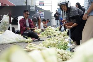 Penjualan kulit ketupat untuk kebutuhan Lebaran