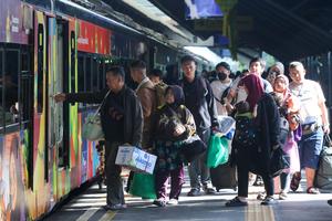 Arus pemudik moda angkutan kereta di Surabaya