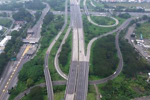 Jalan tol ruas Simpang Susun Waru lancar