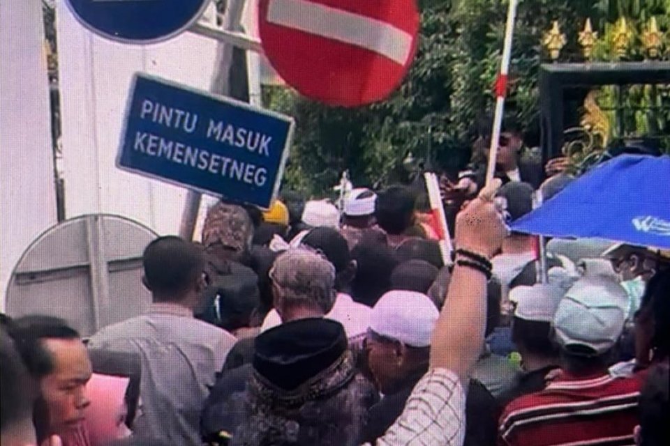 Warga berdesakan masuk ke open house Idul Fitri di Istana Merdeka Jakarta pada Sabtu (21/3).