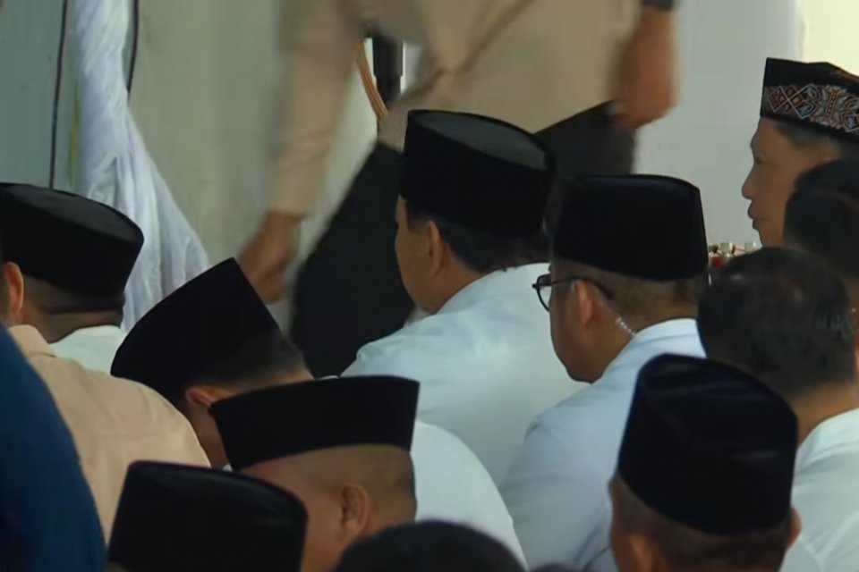 Presiden Prabowo salat Ied di Masjid Drussalam, Aceh Tamiang, Sabtu (21/3). Prabowo didampingi Sekretaris Kabinet Teddy Indra Wijaya dan Menteri Dalam Negeri Tito Karnavian.