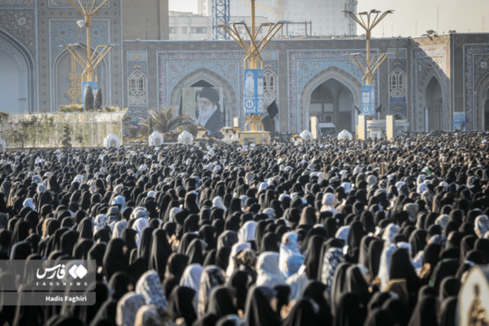 Warga Iran melaksanakan ibadah salat Idul Fitri di Teheran pada Sabtu (21/3). 