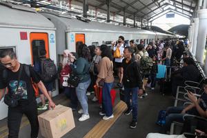 Arus balik di Stasiun Surabaya Gubeng