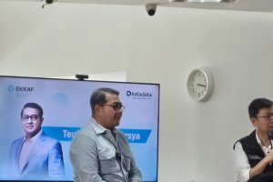 Menteri Ekonomi Kreatif Teuku Rifki Harsya dan CEO Katadata Metta Dharmasaputra