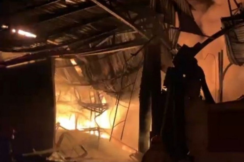 Kebakaran pabrik plastik di Gunungputri, Kabupaten Bogor, Jawa Barat, Minggu (29/3). Foto: Antara