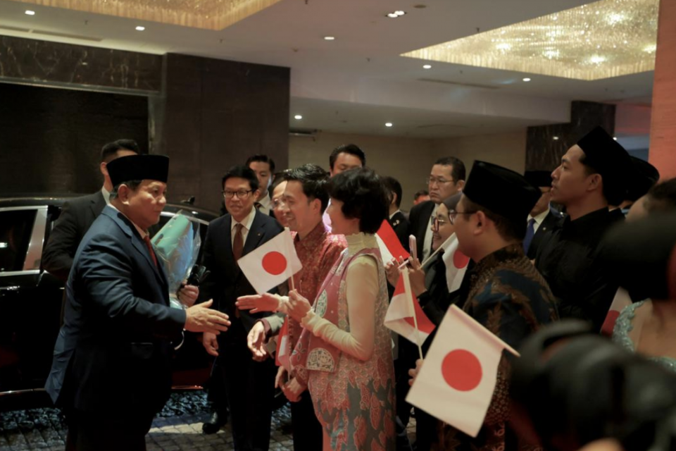 Presiden Prabowo Subianto disambut diaspora Indonesia ketika tiba di Tokyo, Jepang, pada Minggu (29/3).