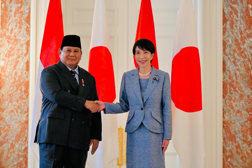 Presiden Prabowo Subianto berjabat tangan dengan Perdana Menteri Jepang Sanae Takaichi dalam kunjungan kenegaraan di Istana Akasaka, Jepang, pada Selasa (31/3).
