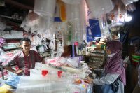 Harga Plastik Meroket Imbas Konflik di Timur Tengah (Foto: Katadata/Fauza Syahputra)