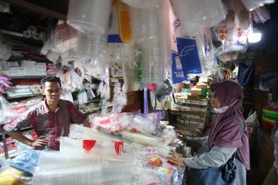 Harga Plastik Meroket Imbas Konflik di Timur Tengah (Foto: Katadata/Fauza Syahputra)