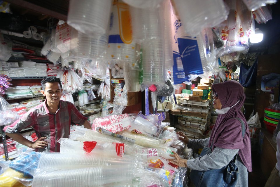 Harga Plastik Meroket Imbas Konflik di Timur Tengah (Foto: Katadata/Fauza Syahputra)