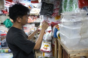 Harga Plastik Meroket Imbas Konflik di Timur Tengah (Foto: Katadata/Fauza Syahputra)