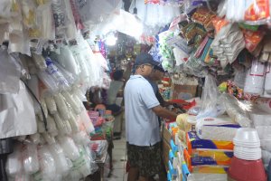 Harga Plastik Meroket Imbas Konflik di Timur Tengah (Foto: Katadata/Fauza Syahputra)