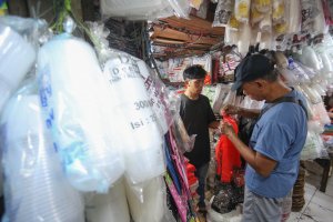 Harga Plastik Meroket Imbas Konflik di Timur Tengah (Foto: Katadata/Fauza Syahputra)