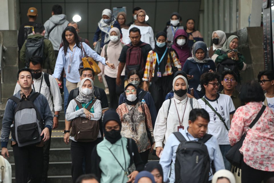 Pekerja berjalan saat pulang kerja di kawasan Dukuh Atas, Jakarta, Kamis (2/4/2026). Pemerintah menetapkan skema bekerja dari rumah atau work from home (WFH) untuk karyawan swasta, satu hari dalam sepekan dalam rangka memperkuat ketahanan energi nasional 
