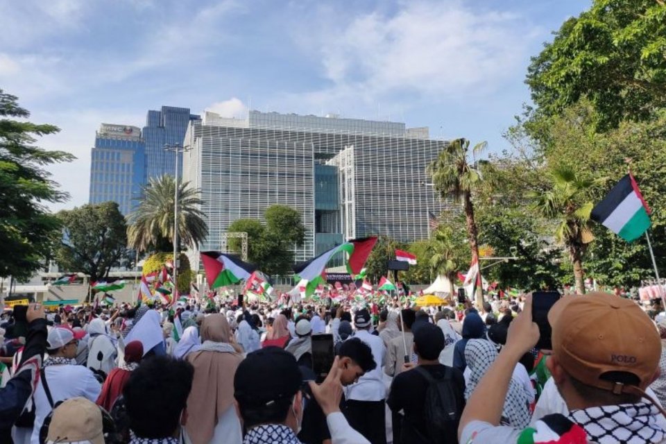 Ribuan warga menggelar aksi di depan Kedutaan Besar Amerika Serikat untuk Indonesia, Jakarta Pusat, Minggu (5/4/2026) pagi, sebagai belasungkawa terhadap tiga personel TNI yang gugur di Lebanon Selatan saat menjalankan misi perdamaian PBB.