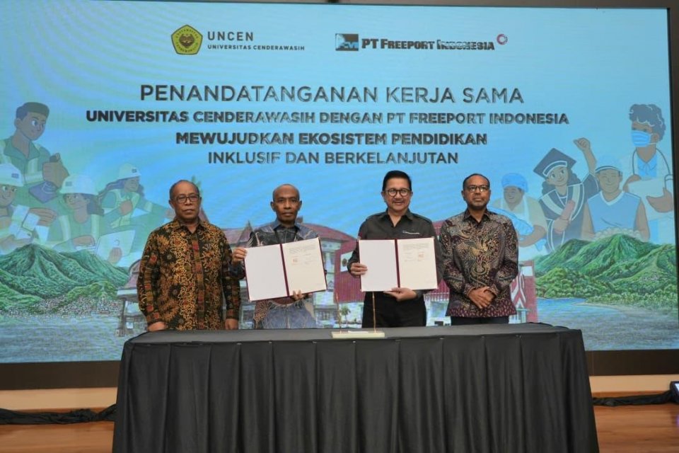 Penandatangan MoU PTFI – UNCEN oleh Presiden Direktur PTFI Tony Wenas (kedua kanan) bersama Rektor UNCEN Prof. Dr. Oscar O. Wambrauw SE., M.Sc., agr. (kedua kiri) untuk membangun kemitraan strategis bidang pendidikan dan pengajaran, penelitian diseminasi 