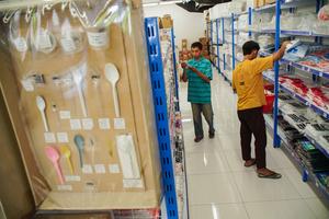 Kenaikan harga kemasan plastik di Lumajang