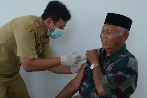 Petugas kesehatan menyuntikan vaksin kepada calon haji saat pelaksanaan layanan vaksinasi di Kantor Kementerian Haji dan Umrah Kota Salatiga, Jawa Tengah, Selasa (7/4/2026). Antrean faktual jemaah haji kinidiklaim makin berkurang hingga jadi 14 tahun.