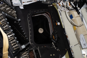 Bulan terlihat dari pesawat luar angkasa Orion