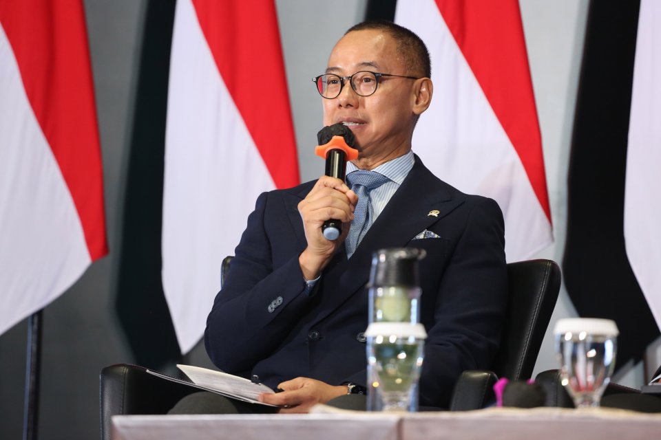 Wakil Ketua MPR RI, Eddy Soeparno menyampaikan paparan pada Katadata ESG Forum di Bursa Efek Indonesia (BEI), Jakarta, Senin (6/4/2026). Forum yang mengangkat tema \"ESG untuk Akselerasi Dekarbonisasi dan Bisnis Hijau\" ini menghadirkan diskusi strate