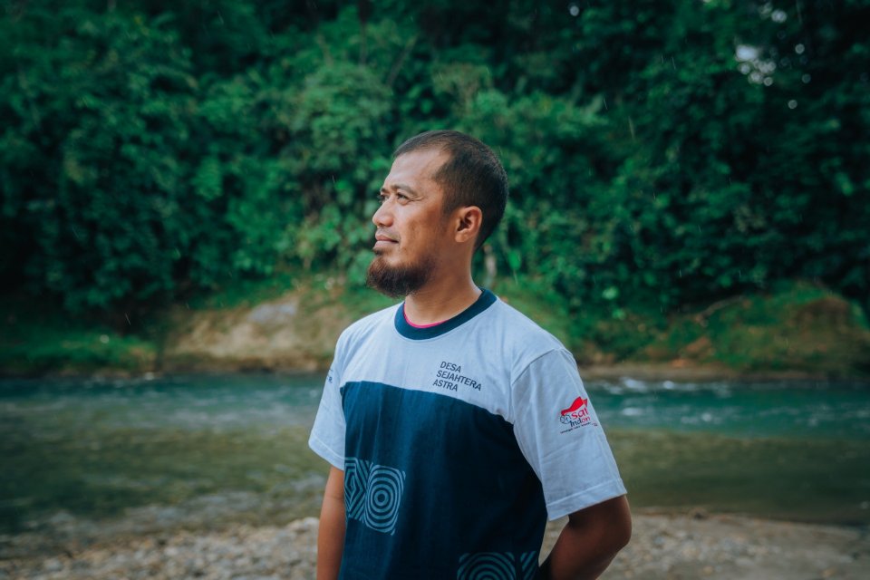 Tokoh Penggerak Desa Sejahtera Astra Nyarai Ritno Kurniawan yang menginisiasi transformasi masyarakat dari aktivitas penebangan kayu menjadi pelaku ekowisata berbasis komunitas. Melalui pendekatan pendampingan langsung, masyarakat kini memperoleh peningka