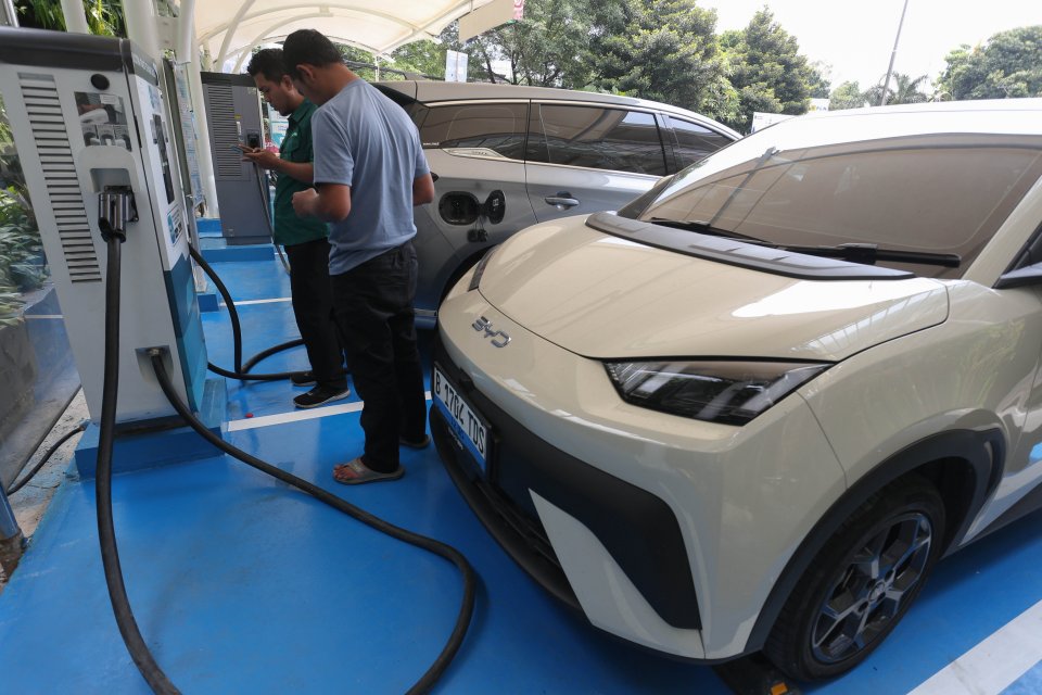Warga mengantre untuk mengisi baterai mobil listrik di Stasiun Pengisian Kendaraan Listrik Umum (SPKLU), Kantor PLN kawasan Gambir, Jakarta, Rabu (8/4/2026). 