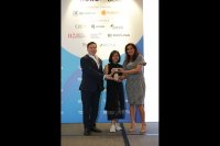 Perwakilan MAKA menerima Gold Award kategori Integration of Sustainability Practices in HR Transformation di People Matters Infini-T Awards Southeast 