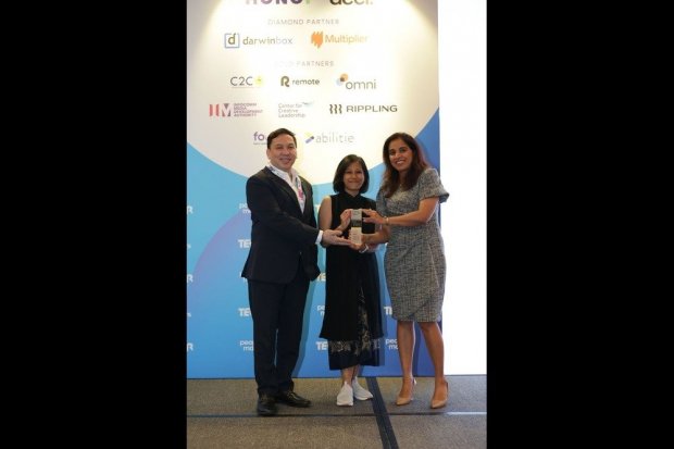 Amelia Dessita, VP of Human Resource & General Affairs MAKA, (tengah) menerima Gold Award kategori Integration of Sustainability Practices in HR Transformation di People Matters Infini-T Awards Southeast Asia 2026 di Singapura, sebagai pengakuan atas tran