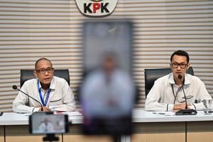 Penahanan tersangka kasus dugaan korupsi di Provinsi Riau