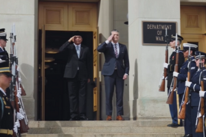 Menteri Pertahanan Sjafrie Sjamsoeddin saat bertemu Menhan AS Pete Hegseth di Pentagon, Senin (13/4).