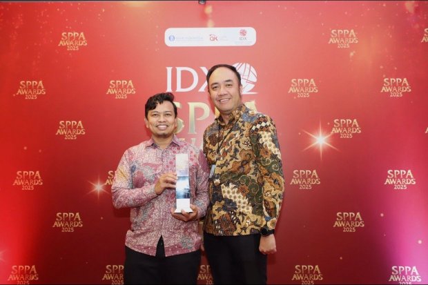 Perwakilan bank bjb menerima penghargaan SPPA BEI Award 2025 kategori "Most Active Regional Development Bank Repo Category" di Gedung Bursa Efek Indonesia, Jakarta, Senin (13/4).