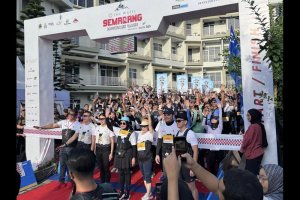 Ribuan pelari trail run bersiap di garis start ajang Semarang Mountain Race 2026 di kawasan Gunung Ungaran, Semarang.