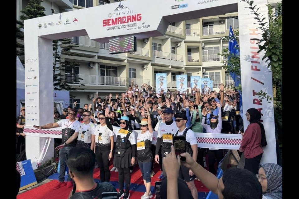 Ribuan pelari trail run bersiap di garis start ajang Semarang Mountain Race 2026 di kawasan Gunung Ungaran, Semarang. bank bjb turut mendukung kelancaran ajang trail run ini sekaligus mendorong sport tourism dan gaya hidup sehat.