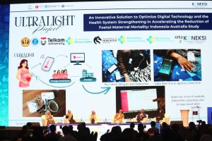 Associate Professor Restuning Widiasih sedang menjelaskan mengenai DetectMe, sebuah perangkat pemantauan janin mandiri dan aplikasi seluler di event I