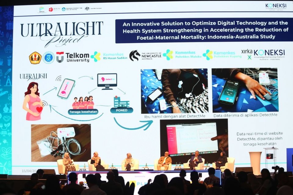 Associate Professor Restuning Widiasih (kiri) sedang menjelaskan mengenai DetectMe, sebuah perangkat pemantauan janin mandiri dan aplikasi seluler di event Inovasi, Data, Ekonomi (IDE) Katadata Future Forum 2026, yang digelar di Djakarta Theatre, Jakarta,