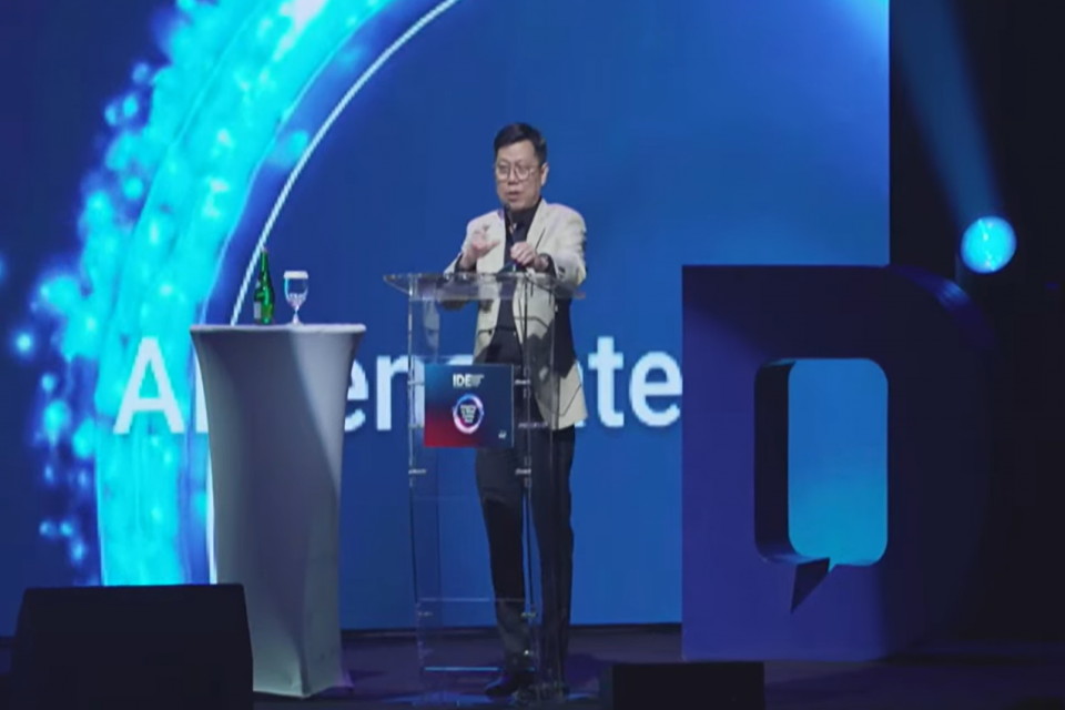 Co-founder dan CEO Katadata Metta Dharmasaputra memberikan sambutan dalam IDE Katadata Future Forum 2026 \"Adapting to What Comes Next\" di Djakarta Theater, Jakarta, Rabu (15/4).