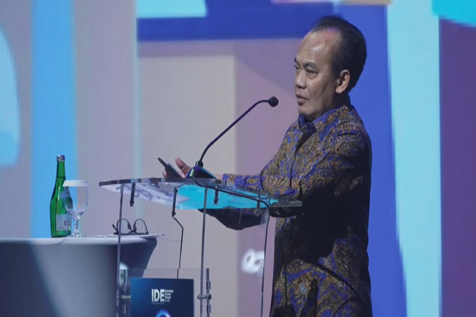 Sekretaris Menteri Koordinator Bidang Perekonomian, Susiwijono Moegiarso, memberikan sambutannya "Breaking the Ceilings: Empowering Indonesia's Middle Class" di IDE Katadata Future Forum 2026, di Djakarta Theater, Rabu (15/4).