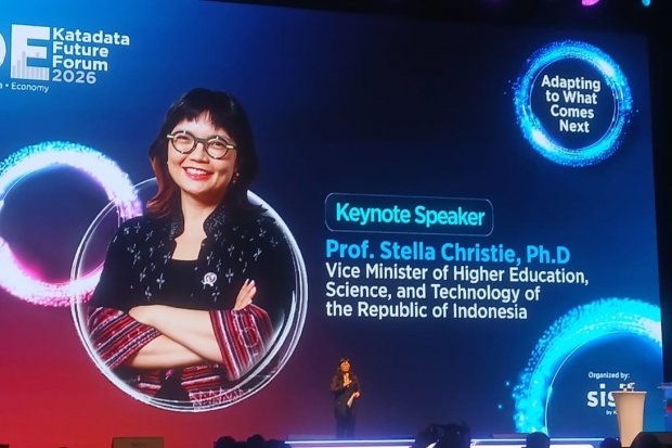 Wakil Menteri Pendidikan Tinggi, Sains, dan Teknologi Stella Christie saat berpidato di acara IDE Katadata Future Forum 2026, Jakarta, Rabu (15/4). Foto: Ameidyo Daud/Katadata