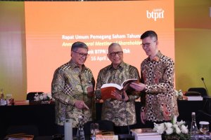 Serah terima jabatan Komisaris Utama BTPN Syariah usai RUPST 2026. Dari kiri ke kanan: Kemal Azis Stamboel (Komisaris Utama sebelumnya), Mulya Effendi