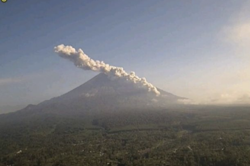 Gunung Semeru erupsi disertai awan panas guguran sejauh 4 kilometer pada Minggu (19/4/20260) pagi. 