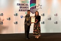 Direktur PT Insight Investments Management Ria M. Warganda (kanan) menerima penghargaan Most Trusted Financial Brand Awards 2026 Kategori Manajer Inve