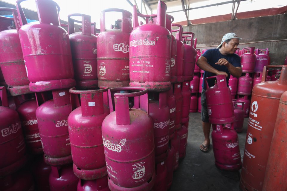 Pekerja membongkar muat tabung gas elpiji 12 kilogram di distributor gas nonsubsidi di kawasan Pasar Rebo, Jakarta Timur, Senin (20/4/2026). PT Pertamina Patra Niaga menaikkan harga Liquefied Petroleum Gas (LPG) nonsubsidi ukuran 5,5 kg dari Rp 90 ribu me