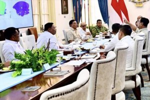 Presiden Prabowo Subianto memimpin rapat terbatas bersama jajaran Menteri Kabinet Merah Putih di Istana Merdeka, Jakarta, Senin (20/5).