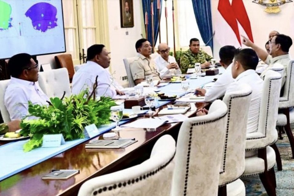 Presiden Prabowo Subianto memimpin rapat terbatas bersama jajaran Menteri Kabinet Merah Putih di Istana Merdeka, Jakarta, Senin (20/5).