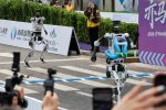 Robot ikut lomba lari Beijing E-Town half-marathon di Beijing pada 19 April 2026