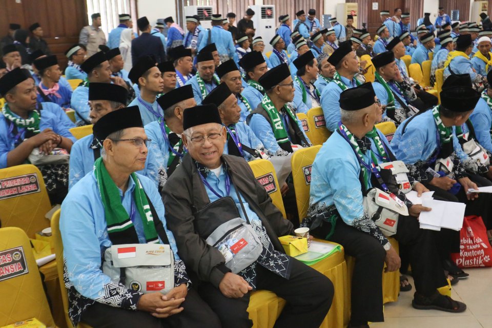 Jamaah Calon Haji Kloter Pertama Tiba di Embarkasi Pondok Gede (Foto: Katadata/Fauza Syahputra)