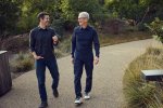 John Ternus dan Tim Cook